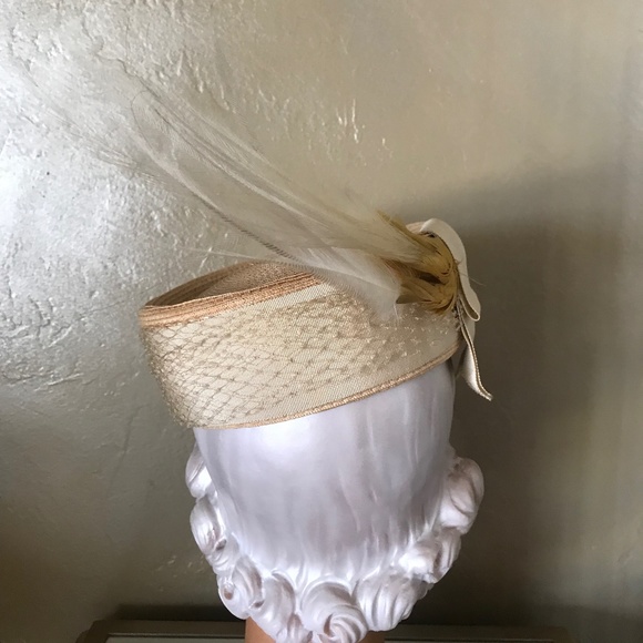 CAPTIVATING 1930s\' NATURAL COLOR STRAW TOQUE WITH GROSGRAIN TRIM + LONG FEATHERS main image 4